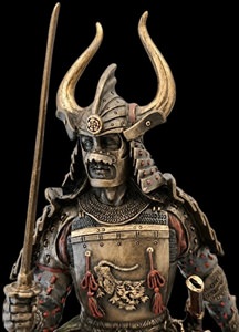 Samurai figur i bronze med katana sværd – detaljeret statue til dekoration